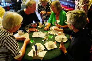 An allen Spieltischen wird Bridge mit sachkundiger Betreuung durch Kareen Schroeder (BC Galilei) und Dagmar Eschenfelder (DBV Präsidium) erprobt.