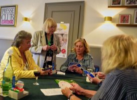An allen Spieltischen wird Bridge mit sachkundiger Betreuung durch Kareen Schroeder (BC Galilei) und Dagmar Eschenfelder (DBV Präsidium) erprobt.