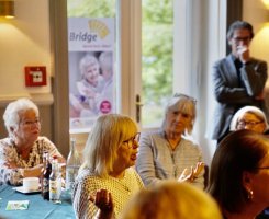 In der Gesprächsrunde „ Einsamkeit war gestern - heute spielen wir Bridge“ antwortet  Pony Nehmert (1. Wiesbadener Bridgeclub) auf Fragen aus der Zuhörerschaft.